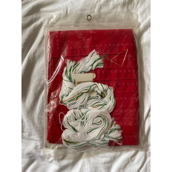 Bucilla Christmas Needlecraft Luncheon Set Kit 1909 "Holiday Ornaments" 8 Pieces - Picture 7 of 12